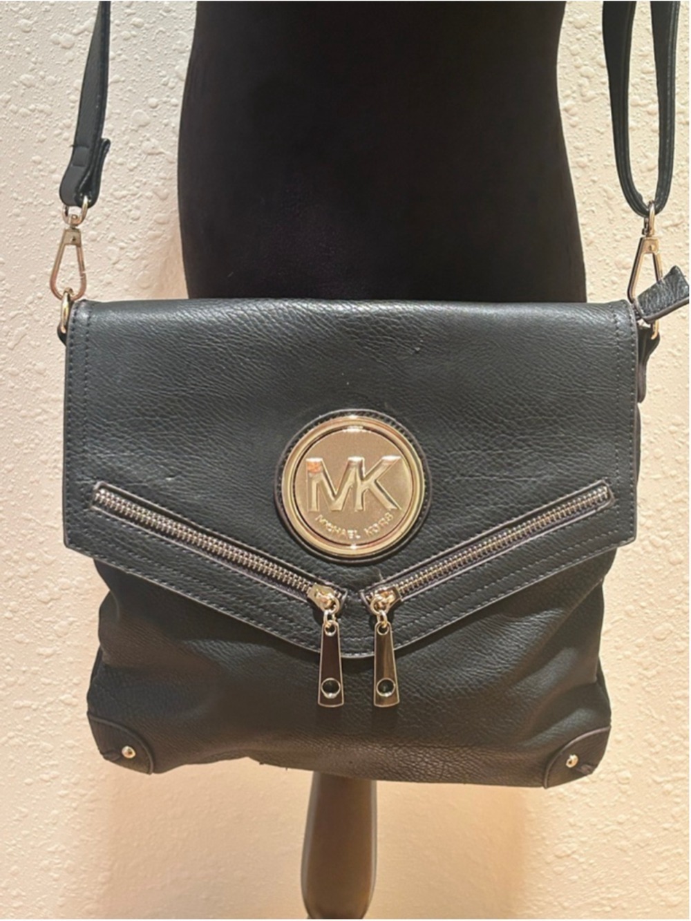 Women's Michael Kors Black Crossbody Bag One Size Gold Hardware 11 x 11 x .5 - Picture 2 of 7